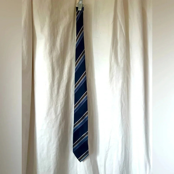Tie Rack 100% Silk Repp Tie 3.5" x 60" Shades of Blue - Picture 2 of 4